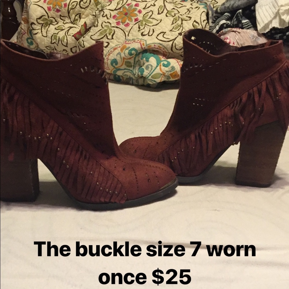 The buckle Rust colored booties with fringe